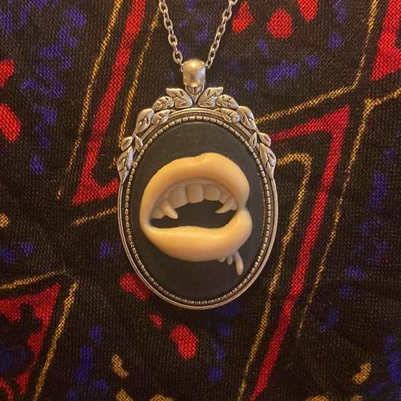 Fangs Cameo Necklace - Picture 2 of 3